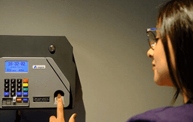 Tiempo de perforación de mujer en lector biométrico
