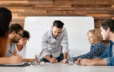 pessoas em uma reunião