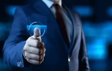 homem com o dedo sendo analisado por biometria