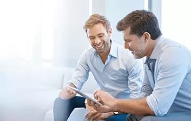 dois homens analisando algo em um tablet