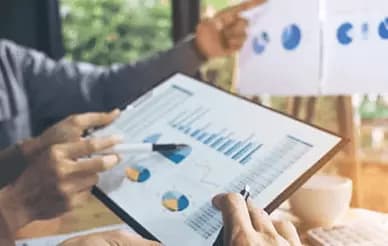 pessoas analisando gráficos