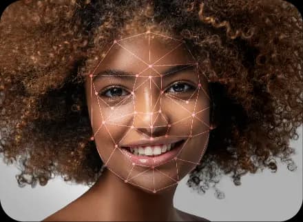 Mulher realizando biometria facial